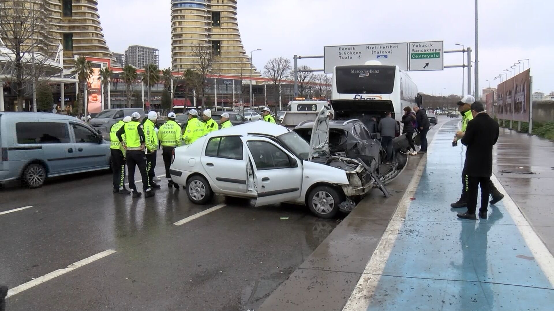 Istanbul Kartalda Otomobil Park Halin 1224402 364073 (1)
